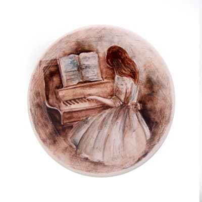 بشقاب‎ ‎سفالی‎ ‎‎‎‎نقاشی زیر لعابی‎ ‎‎سایز‎ ‎20‎ cm‎ ‎ ‎‎رنگ‎ ‎قهوه ای‎ ‎ ‎‎طرح‎ ‎دختر پیانو نواز‎ ‎ ‎‎‎‎