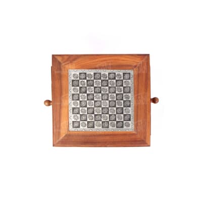 میز‎ ‎شطرنج‎ ‎‎چوبی با صفحه‎ ‎‎‎قلمزنی روی مس‎‎ ‎‎طرح‎ ‎شاه عباسی‎‎ ‎‎‎