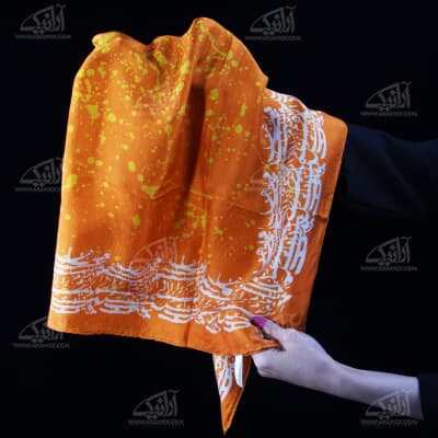 روسری ابریشمی‏ باتیک‏ سایز ‏قواره کوچک‏ نارنجی‏ طرح ‏خوشنویسی‏ 